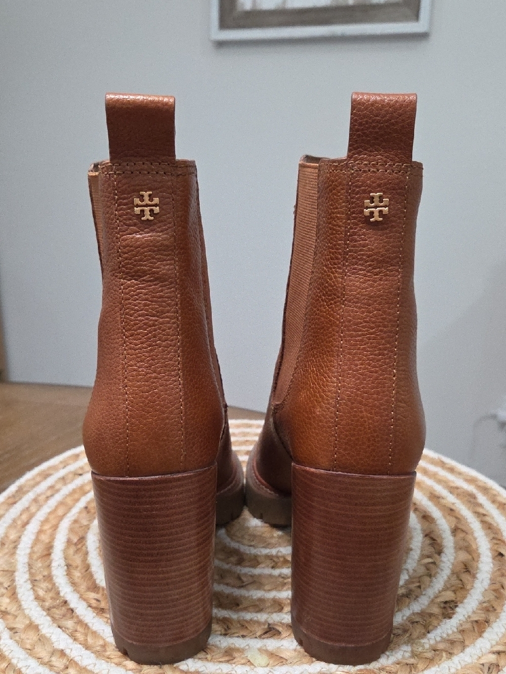 Tory Burch Chelsea Tumbled Leather Lug Bootie In Toasted Caramel, Size 8 - Picture 4 of 12
